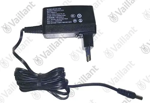 Netzteil von Vaillant mit einem Stecker und Verbindungskabel. Auf der Rückseite sind technische Spezifikationen sichtbar.